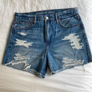 American Eagle 90’s denim boyfriend shorts. Size 4